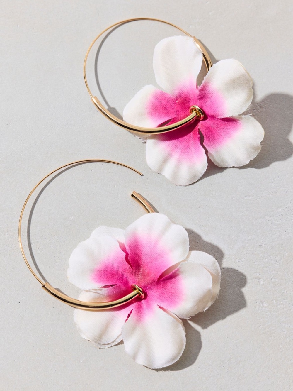 NWT Urban Outfitters Bloom 3D Flower Hoop Earrings in Pink
